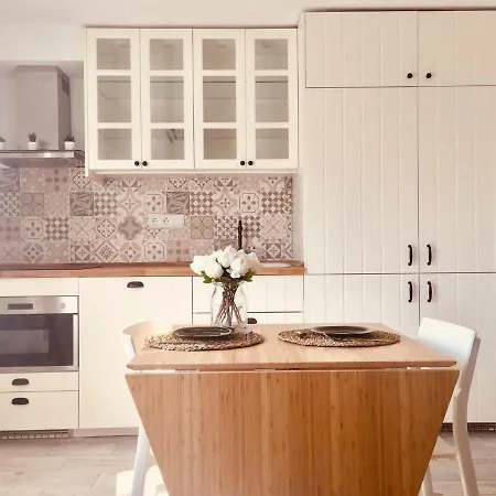 Beautiful Stylish @ Center Apartment